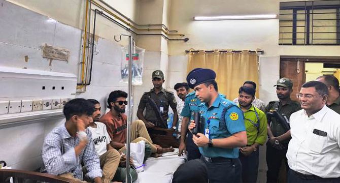 জুলাই আন্দোলনে আহতদের চিকিৎসার খোঁজখবর নিতে সপাতালে ডিএমপি কমিশনারের প্রতিনিধি দল