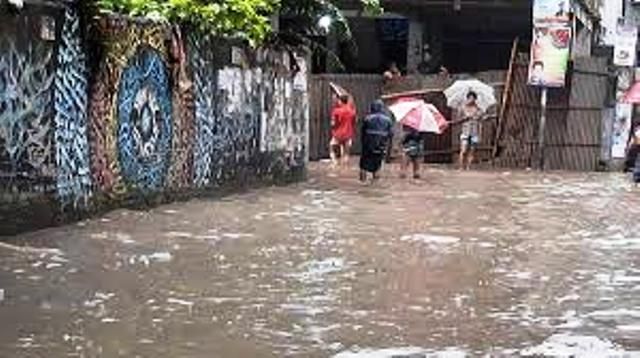 রাত থেকে রাজধানীতে বৃষ্টি, রাস্তায় জলাবদ্ধতা