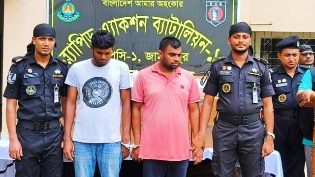 জামালপুরে অবৈধ পথে আসা প্রায় ৫ লাখ জিলেট ব্লেড উদ্ধার: গ্রেফতার-২
