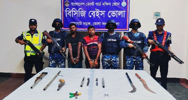 ভোলায় সিরাজ বাহিনীর দুই ডাকাত অস্ত্রসহ আটক