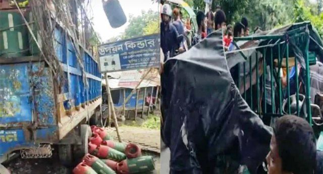 খুলনার হোগলাডাঙ্গায় ট্রাকের ধাক্কায় ইজিবাইকের দুই যাত্রী নিহত ও চার জন আহত হয়েছে