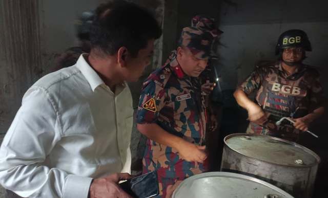 নারায়ণগঞ্জে যৌথ অভিযানে ৩৫,০০০ লিটার ফার্নেস ওয়েল এবং ৯,০০০ লিটার ডিজেল জব্দ