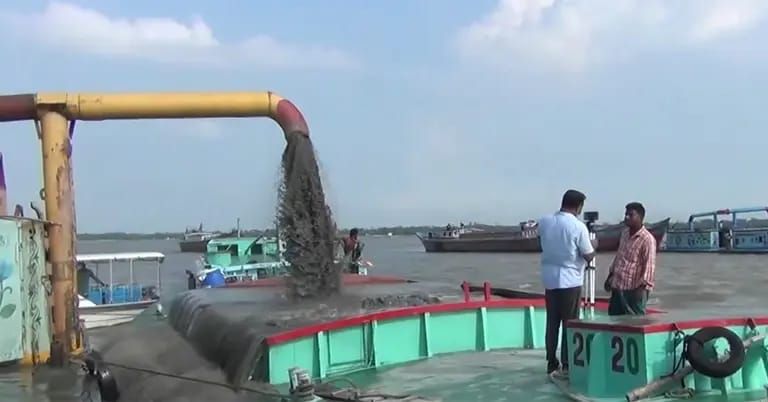 ফরিদপুর ও রাজবাড়ী জেলার পদ্মা-যমুনা- নদীর মোহনায় অবৈধ বালু উত্তোলনের অভয়ারণ্য