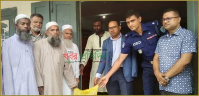 মধুপুরে কোরবানির পশুর চামড়া প্রক্রিয়াজাত করণে বিনামূল্যে লবণ বিতরণ