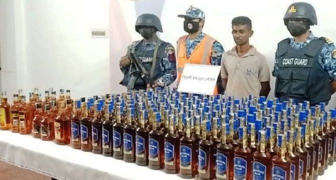 মোংলা মহিলা দলের নেত্রীর বাড়ি থেকে ১৯৭ বোতল বিদেশি মদ উদ্ধার ও স্বামী কে আটক করেছে