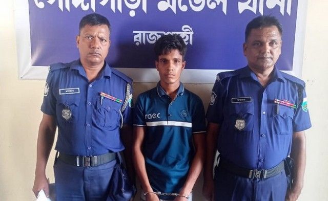 গোদাগাড়ীতে ৫টি সোনার বারসহ যুবক গ্রেপ্তার