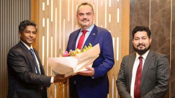 ঢাকায় পৌঁছেছেন নতুন মার্কিন রাষ্ট্রদূত ব্রেন্ট ক্রিস্টেনসেন