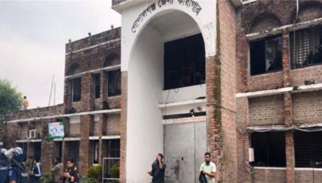 গোপালগঞ্জের জেলা কারাগারে হামলা ও ভাঙচুর ঘটনায় কয়েকজন কারারক্ষী আহত হয়েছে