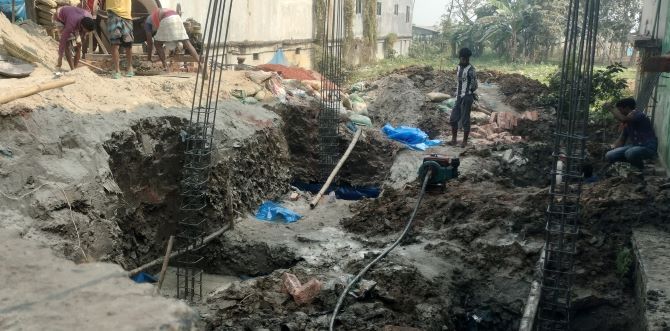 তানোরে ব্রীজের মুখ বন্ধ করে মার্কেট নির্মাণ