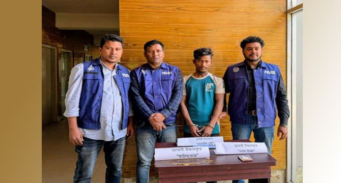 আনোয়ারা থানা কর্তৃক মাত্র ৪৮ ঘন্টার মধ্যেই চোরাইকৃত সকল স্বর্ণালংকার, নগদ টাকা ও মোবাইল উদ্ধার