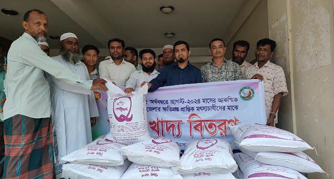 মাটিরাঙ্গায় বন্যায় ক্ষতিগ্রস্ত ১০২জন মৎস্য চাষীদের মাঝে মাছের খাদ্য বিতরন