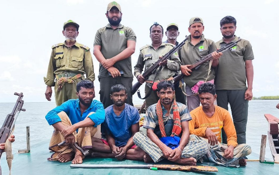 সুন্দরবনে বনরক্ষীদের দুঃসাহসিক অভিযান: ৪ জেলে উদ্ধার, পিছু হঠলো শরীফ বাহিনী