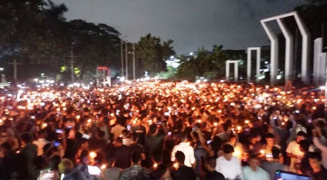 জুলাইয়ের শহীদদের স্মরণে ছাত্রদলের মোমবাতি প্রজ্বলন