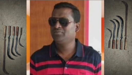 বটিয়াঘাটা পুটিমারী গ্রামের বাসিন্দা ভূমিদস্যু ও সন্ত্রাসী কালা নাসির ধারালো অস্ত্রসহ গ্রেফতার