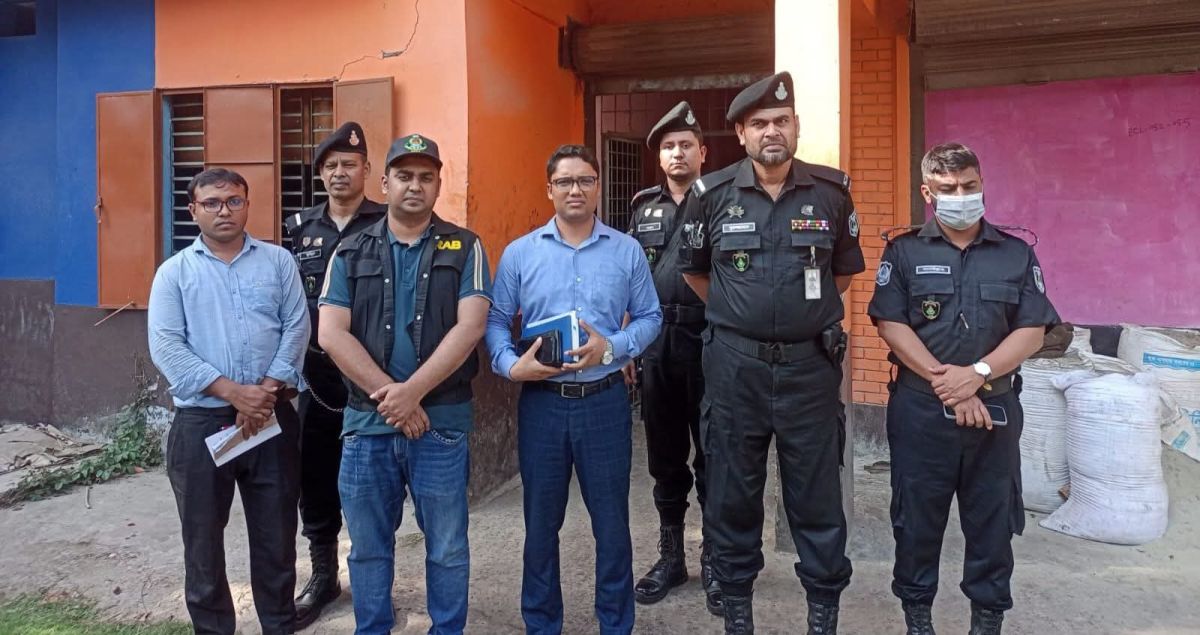 সাতক্ষীরায় অবৈধ মজুদ বিরোধী অভিযানে দুইটি প্রতিষ্ঠানকে ৬০ হাজার টাকা অর্থদণ্ড করেছেন র‍্যাব-৬