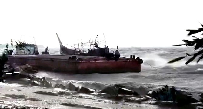 ঘূর্ণিঝড় শক্তি ও মন্থার প্রভাবে ভোলার সব রুটে লঞ্চ ও ফেরি চলাচল বন্ধ