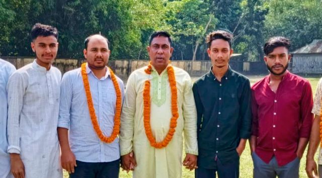 জুতা মেরে গরু দান, লাঞ্চিত হয়েও ফুলের মালা নিয়ে স্বপদে ফিরলেন প্রধান শিক্ষক