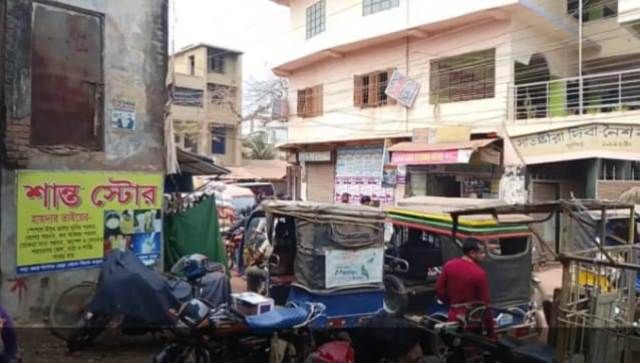 সরকারি রাস্তা সিন্ডিকেটের হাতে : 'নিরাপদ দূরত্বে' প্রশাসন