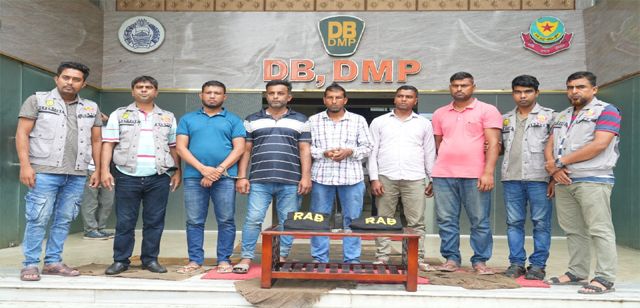 মতিঝিলে আইনশৃঙ্খলা রক্ষাকারী বাহিনী পরিচয়ে ডাকাতি প্রস্তুতিকালে সংঘবদ্ধ ডাকাত দলের পাঁচ সদস্যকে গ্রেফতার করেছে ডিবি