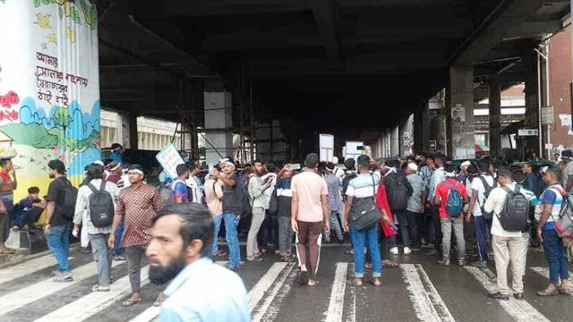 জুলাই সনদের দাবিতে শাহবাগ অবরোধ