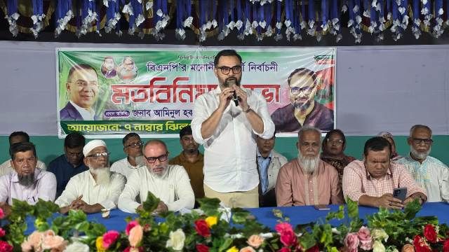 বস্তিবাসীর জন্য ‘ফ্যামিলি কার্ড’ ও স্থায়ী পুনর্বাসনের আশ্বাস আমিনুল হকের