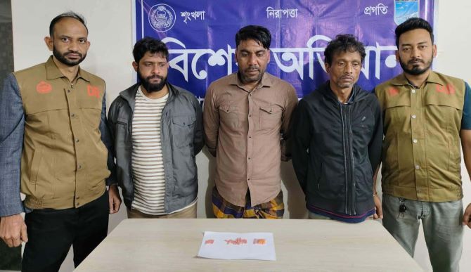 আশুলিয়ায় ডিবি পুলিশের পৃথক অভিযানে ইয়াবাসহ তিন মাদক ব্যবসায়ী গ্রেফতার