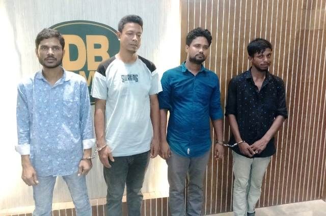 নগরবাসীর ঈদ যাত্রা নির্বিঘ্ন করতে ডিবির অভিযান: চার পেশাদার ছিনতাইকারী গ্রেফতার