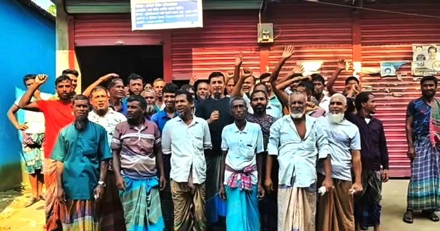 ভোলার তজুমদ্দিনে পণ্য না পেয়ে টিসিবি কার্ডধারীদের বিক্ষোভ