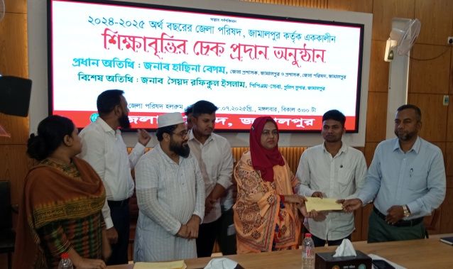 ৪৮ কৃতী শিক্ষার্থীকে বৃত্তির চেক দিল জেলা পরিষদ