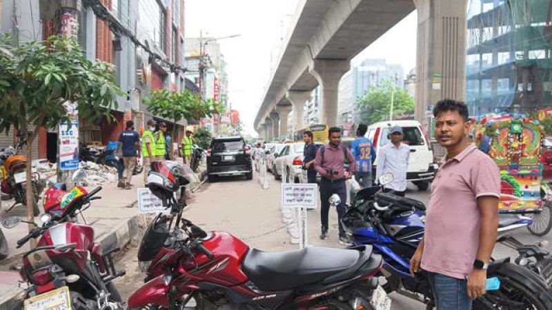 রাস্তা দখল করে অমনিকেয়ার ডায়াগনস্টিক লিঃ এর পার্কিং,ডিসি ট্রাফিকের হস্তক্ষেপে অবশেষে স্বস্তি