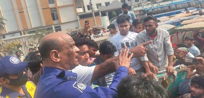 সাভারে অটো রিকশা চালকদের সড়ক অবরোধ,ওসির হস্তক্ষেপে স্বাভাবিক যান চলাচল