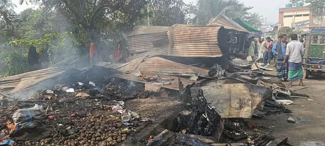 নবীনগর একইছড়া বাজারে অগ্নিকান্ডে বিএনপির অফিসহ ৪ দোকানের প্রায় ৩৫ লাখ টাকার পুড়ে ছাই