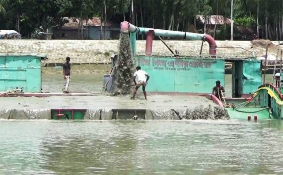 জাতীয় গ্রিডের পাশেই আন্তজেলা ডাকাত বাপ্পি-রকির নেতৃত্বে যমুনায় অবৈধ বালু লুট, ঝুঁকিতে বিদ্যুৎ ও শতাধিক বসতবাড়ি