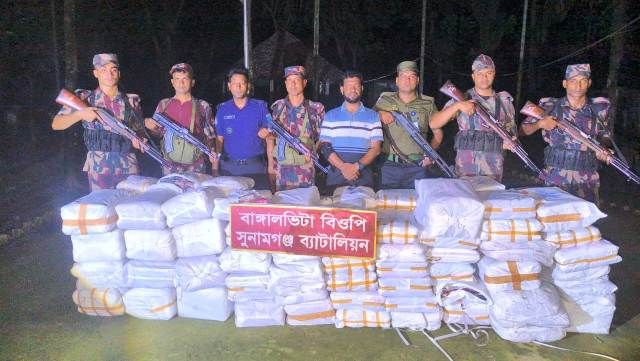 মধ্যনগরে কোটি টাকার ভারতীয় থান কাপড় আটক